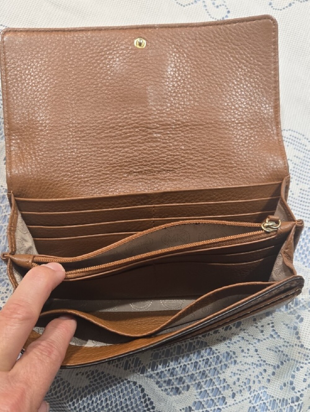 Michael Kors Tan Pebbled Leather Wallet with Gold MK Emblem - Picture 6 of 7